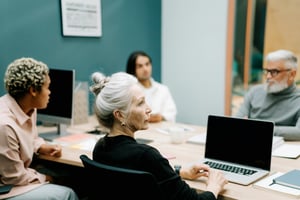 Micromanagement : un signal d’alerte pour la performance, l’engagement et la confiance
